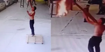 Gömleğini çıkartıp iş yerinin tabelasını yaktı