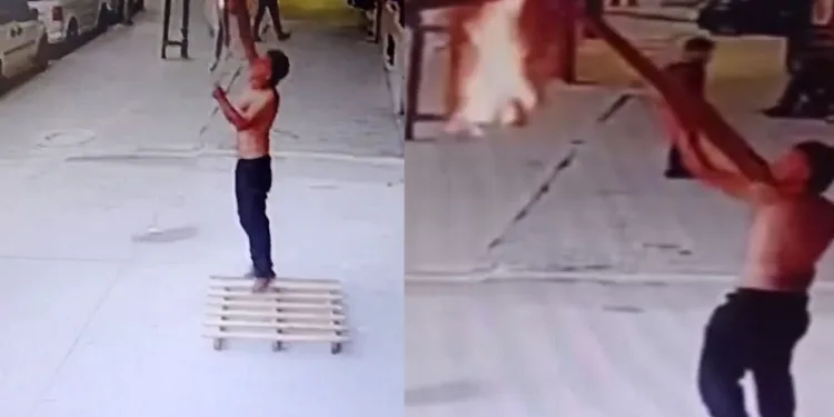 Gömleğini çıkartıp iş yerinin tabelasını yaktı