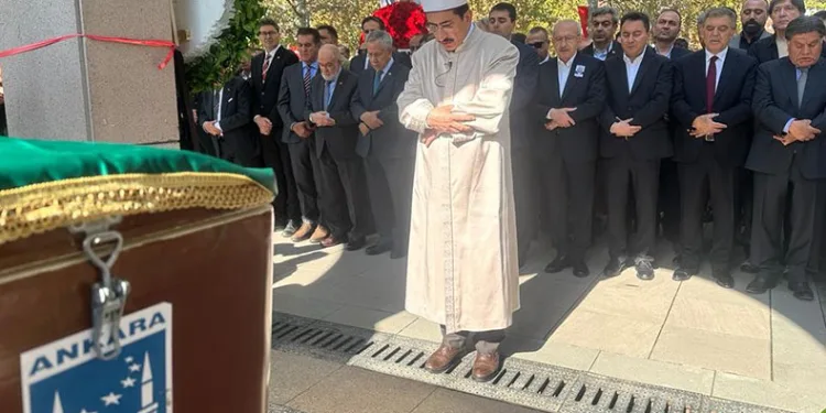 Ali Babacan’ın babası toprağa verildi