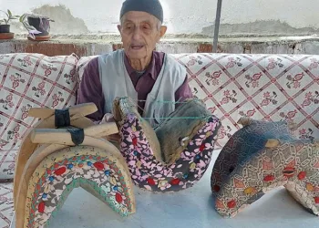 Mesleğini hediyelik semer yaparak yaşatıyor