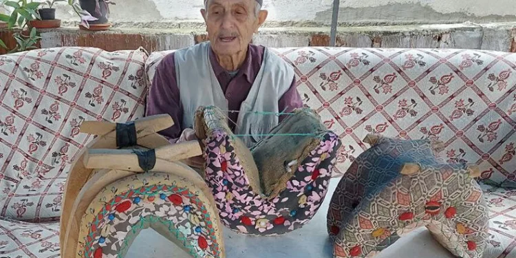 Mesleğini hediyelik semer yaparak yaşatıyor
