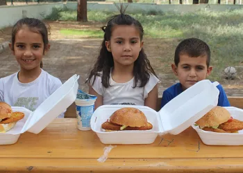 Jandarmadan depremzede çocuklara hamburger ikramı