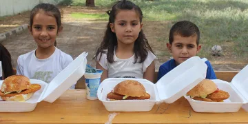 Jandarmadan depremzede çocuklara hamburger ikramı