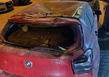Binadan dökülen taşlar araçlerı pert etti