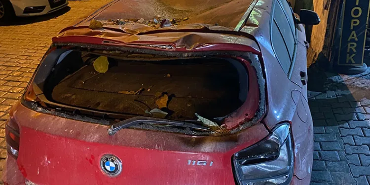 Binadan dökülen taşlar araçlerı pert etti