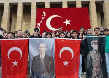 Küçükçekmeceli 100 genç Anıtkabir’i ziyaret etti