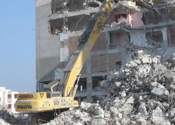 Depremden etkilenen binalar kontrollü olarak yıkılıyor