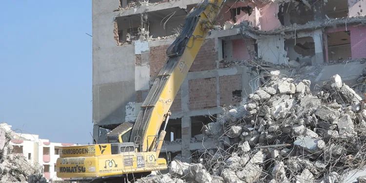 Depremden etkilenen binalar kontrollü olarak yıkılıyor