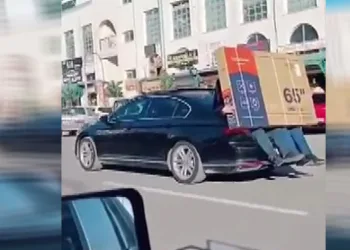 Lüks otomobilin bagajında televizyon taşıdı