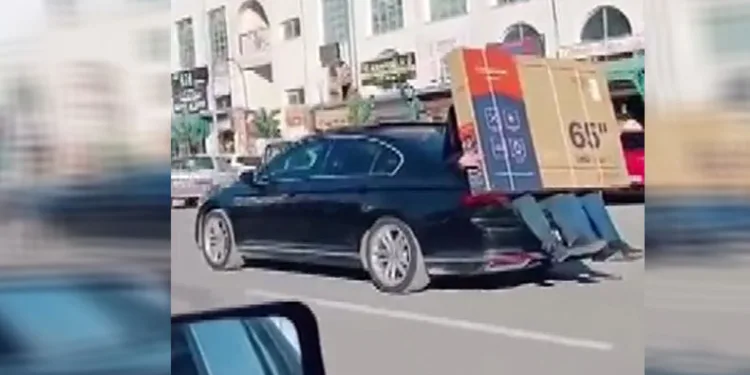 Lüks otomobilin bagajında televizyon taşıdı