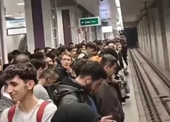 Metro arızalandı, vatandaşlar mağdur oldu