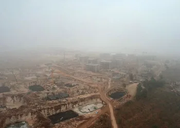 Yükselen kalıcı konutlar yoğun siste kayboldu