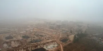 Yükselen kalıcı konutlar yoğun siste kayboldu