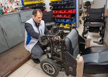 Engelli vatandaşların tekerlekli sandalyeleri tamir ediliyor