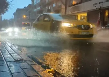 Bursa güne yağmur ve şimşeklerle uyandı