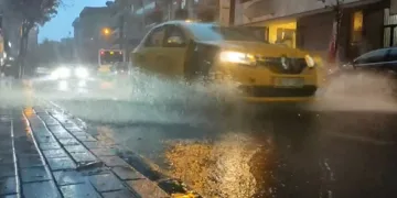 Bursa güne yağmur ve şimşeklerle uyandı