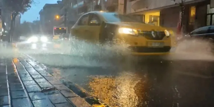 Bursa güne yağmur ve şimşeklerle uyandı