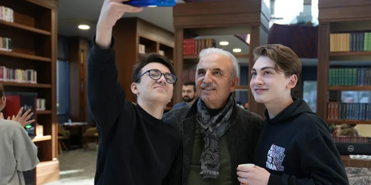 Üniversiteli gençlere aylık 750 TL’lik destek