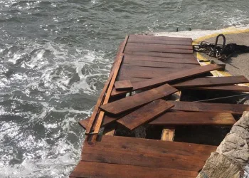 Datça’da kuvvetli lodos etkili oldu