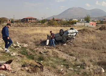 Yoldan çıkan otomobil takla attı
