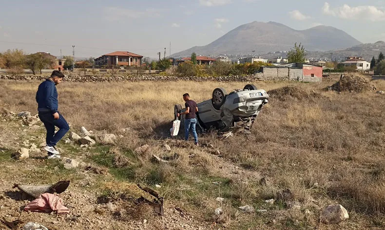 Yoldan çıkan otomobil takla attı