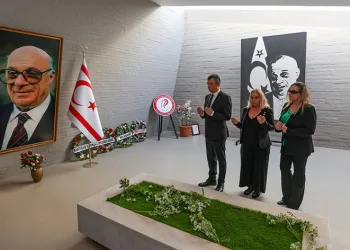 Özel, KKTC’de Küçük ve Denktaş’ın kabirlerini ziyaret etti