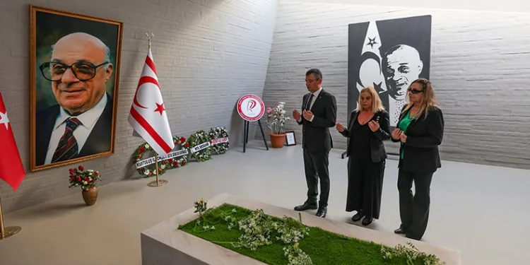 Özel, KKTC’de Küçük ve Denktaş’ın kabirlerini ziyaret etti