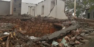 Yağışlara dayanamayan ahır çöktü