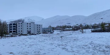 Okulların tatil edildiği Karlıova, tamamen beyaza büründü