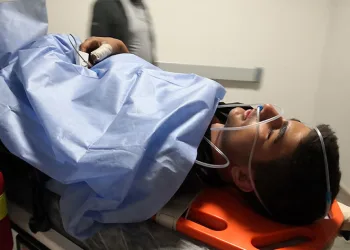 Topunu almak isterken önce elektrik çarptı sonra teller kesti