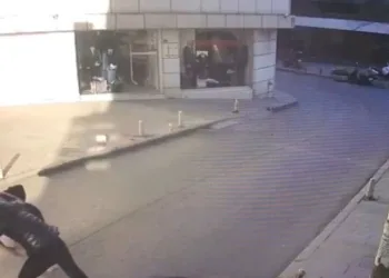 Sebepsiz yere arkadaşını başından bıçakladı