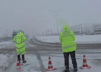 Erzurum’da ulaşıma kar engeli