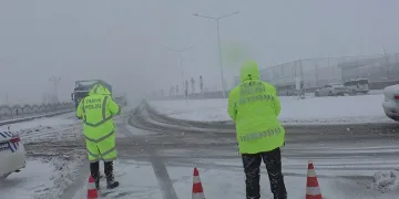 Erzurum’da ulaşıma kar engeli