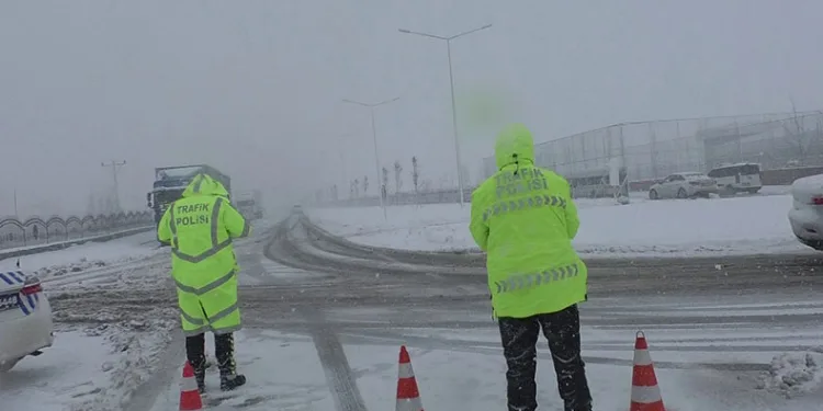 Erzurum’da ulaşıma kar engeli