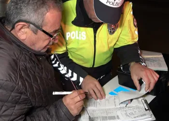 Alkollü yakalanmamak için şoför koltuğuna arkadaşını geçirdi