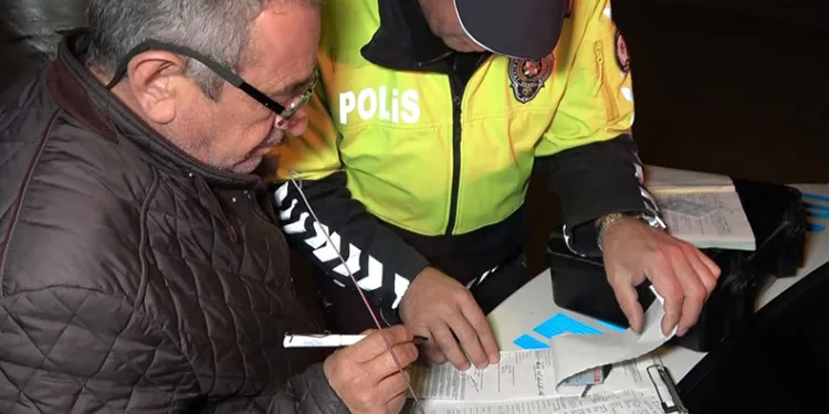 Alkollü yakalanmamak için şoför koltuğuna arkadaşını geçirdi
