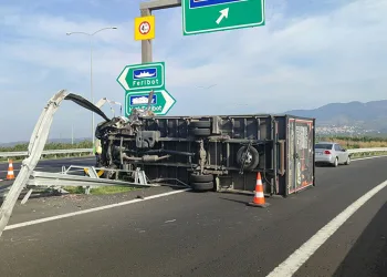 Bursa’da kamyonet bariyere saplandı