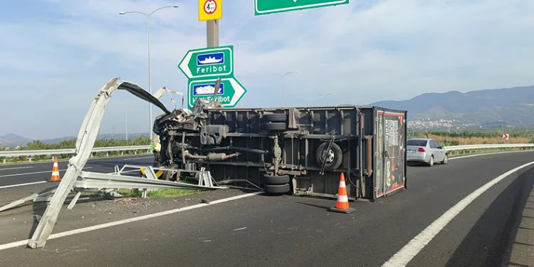 Bursa’da kamyonet bariyere saplandı