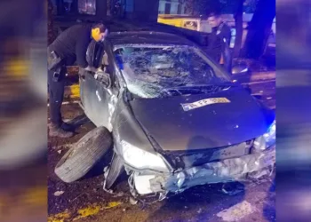 Kontrolden çıkan otomobil ağaca çarptı
