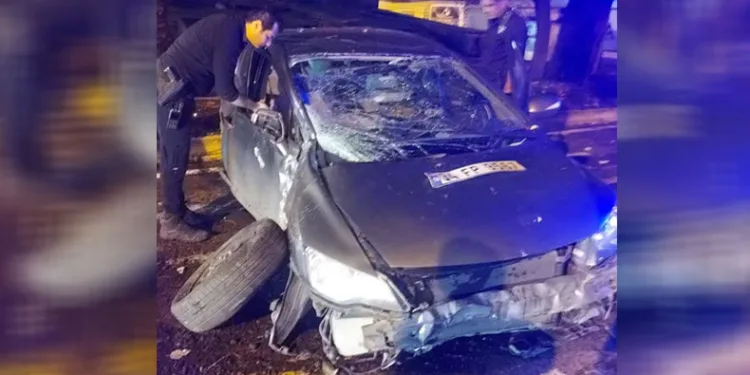 Kontrolden çıkan otomobil ağaca çarptı