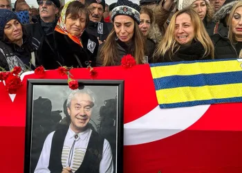 Ünlü sunucu son yolculuğuna uğurlandı