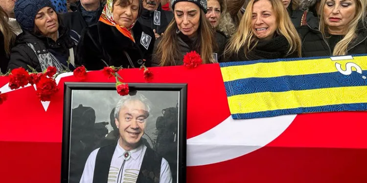 Ünlü sunucu son yolculuğuna uğurlandı
