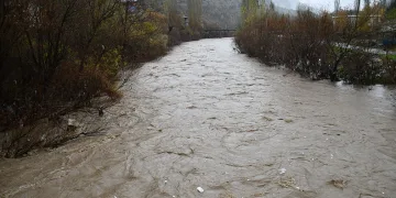 Sağanak yağış çayları taşırdı