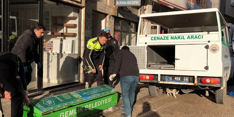 Yabancı uyrukluların kaldığı evde bıçaklı kavga