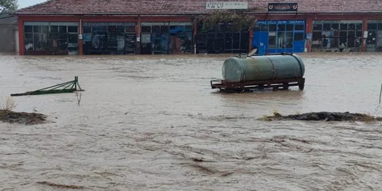 Kulu’da sağanak yağmur ve şiddetli rüzgar