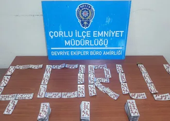 Hapları bebeğin kucağına saklamışlar