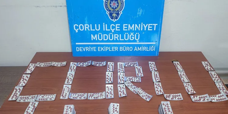 Hapları bebeğin kucağına saklamışlar