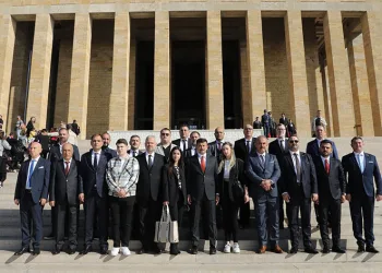 Menemen Belediyesi heyeti Ata’nın huzurunda