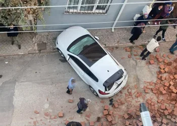 Tırın kasasındaki yüzlerce tuğla yere döküldü