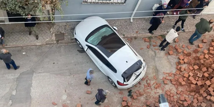 Tırın kasasındaki yüzlerce tuğla yere döküldü